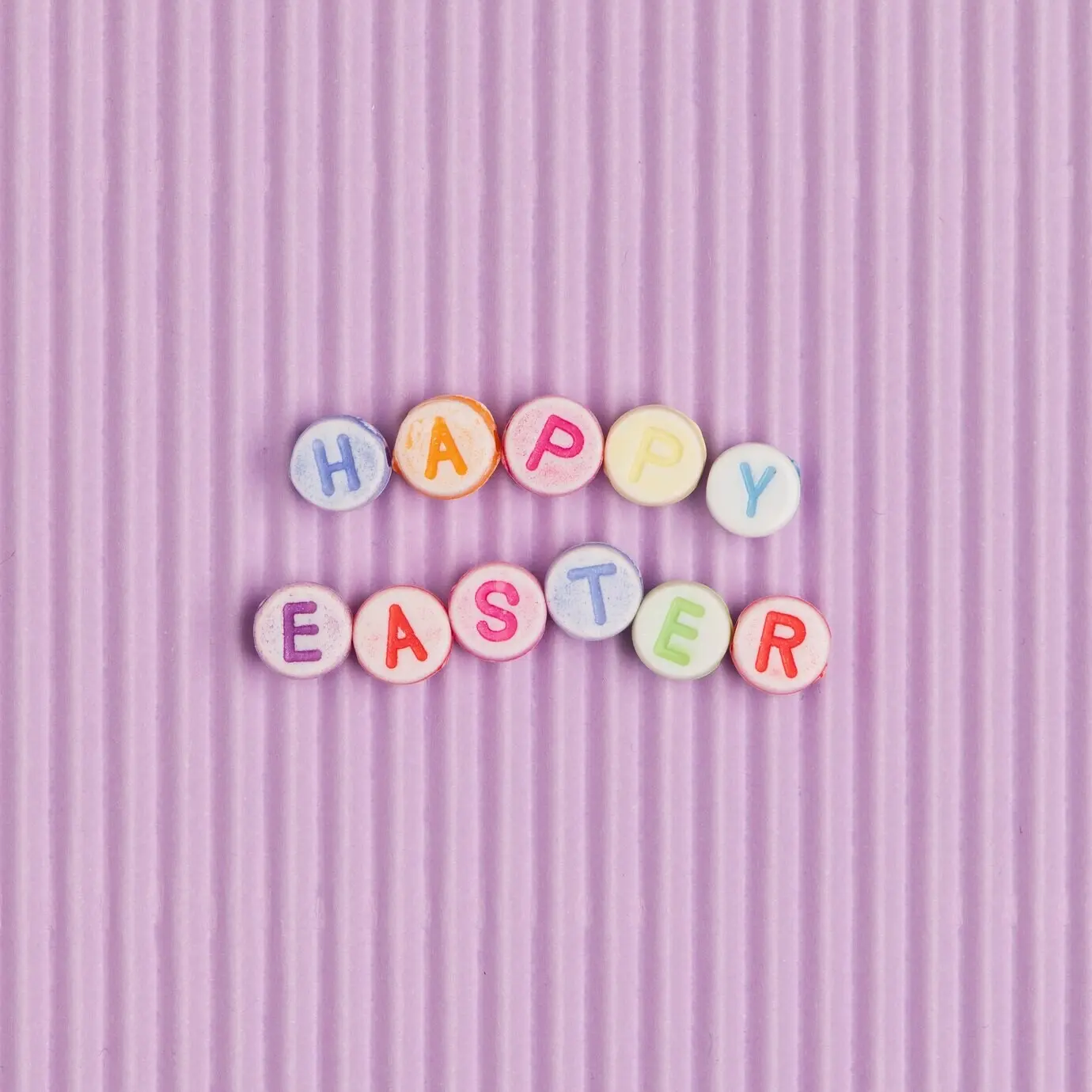 Schriftzug „HAPPY EASTER“ aus Buchstabenperlen