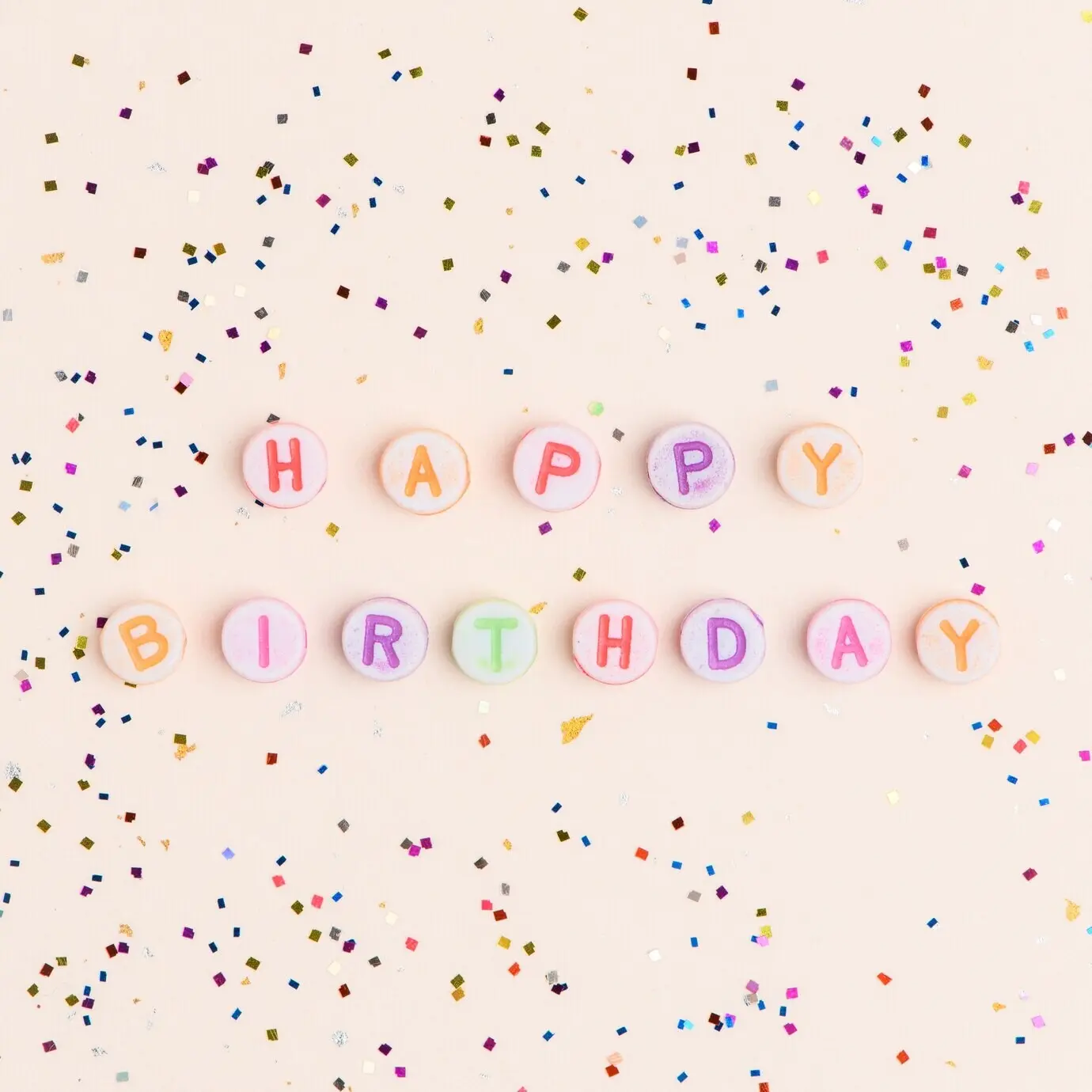 Alphabet-Buchstabenperlen mit dem Wort 