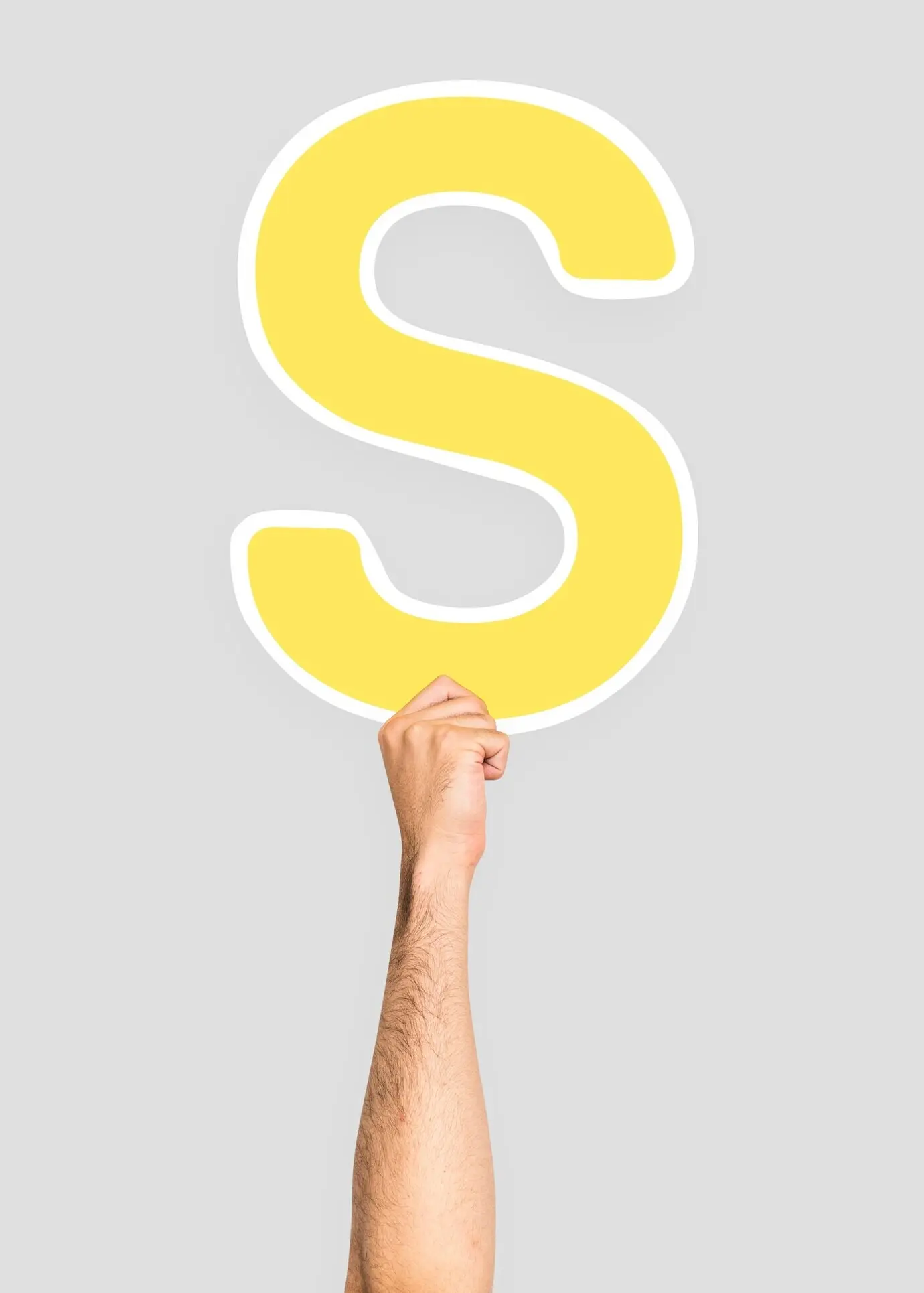 Eine Hand hält ein Schild mit dem Buchstaben S.