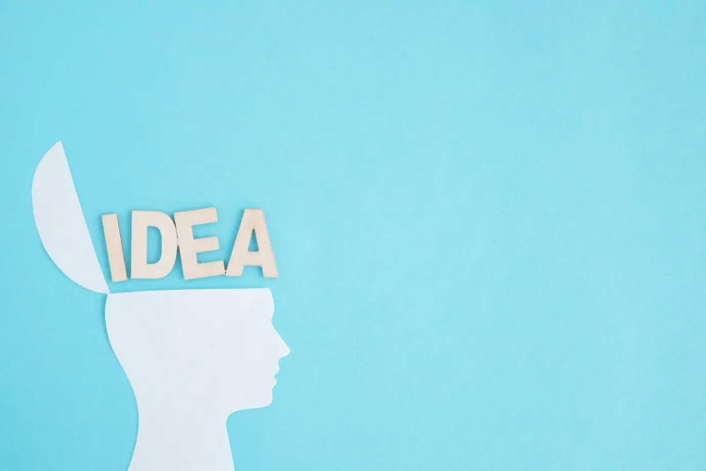 Der Text „Idea“ über dem offenen Kopf auf blauem Hintergrund.