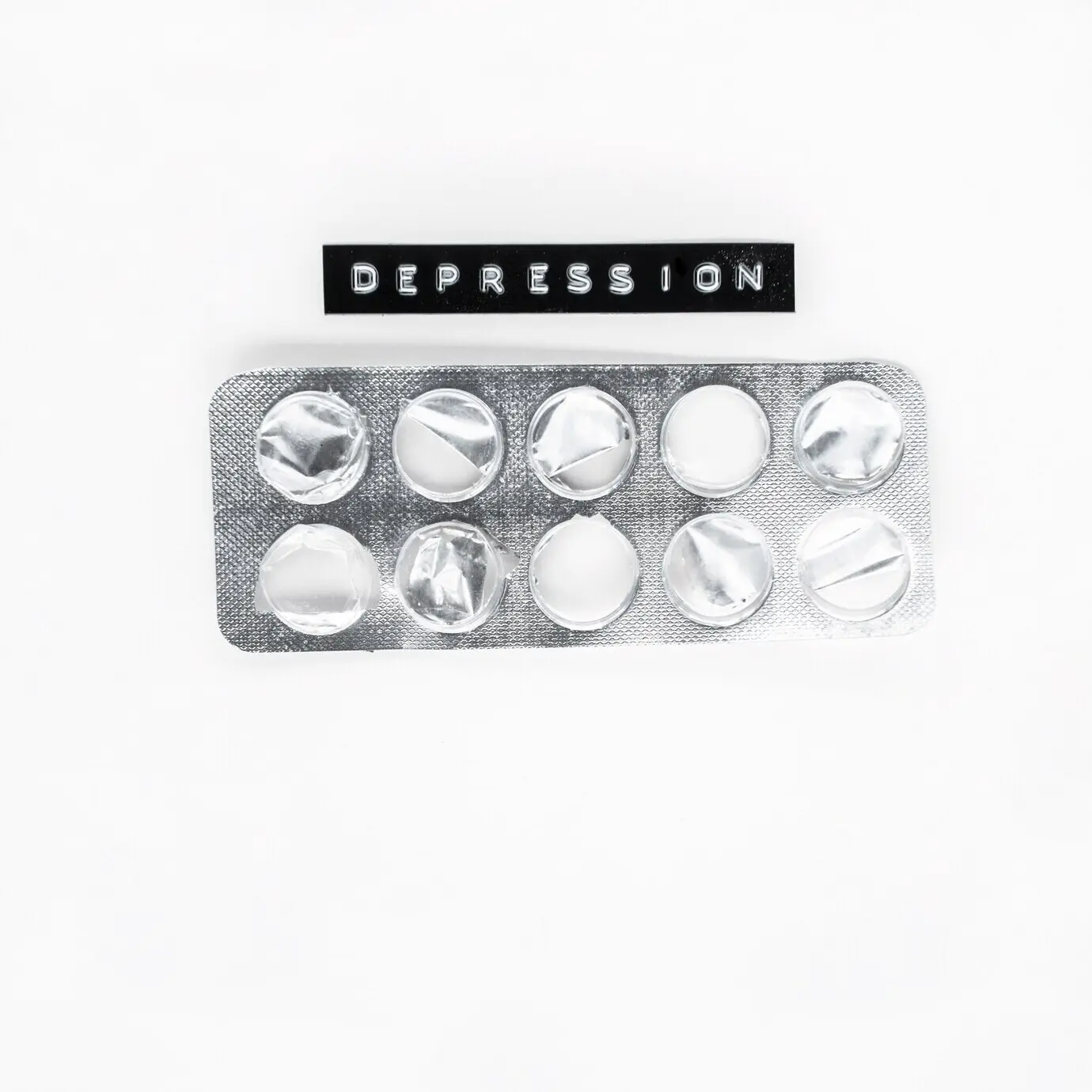 Leere Blisterpackung für Medikamente mit der Aufschrift „Depression“, freigestellt vor weißem Hintergrund.